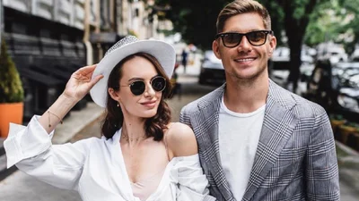 Владимир Остапчук поделился фото, на котором позирует с новой избранницей в секси-позе