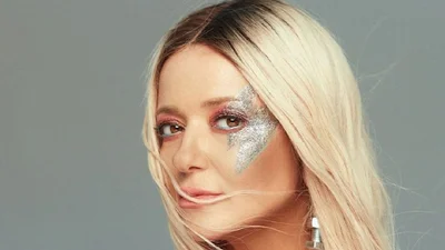 "Белый самолет": Наталя Могилевська в образі блондинки знялась у новому кліпі