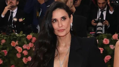 Деми Мур неожиданно пополнила ряды звездных блондинок, чем потрясла фанатов