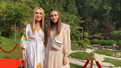 Ольга Сумська похвалилася сімейними фото з чоловіком і красунею-донькою