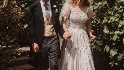 Принцесса Беатрис вышла замуж в старом платье королевы Елизаветы II