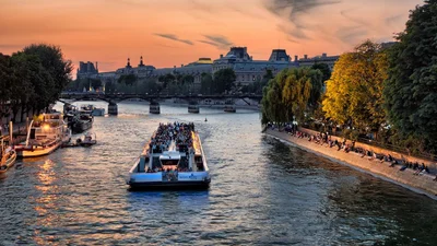 Нашли выход: в Париже открыли «плавучий» кинотеатр прямо на реке Сена