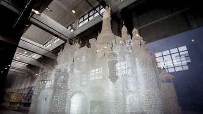 Дети играли в музее и разбили роскошный экспонат - крупнейший в мире стеклянный замок