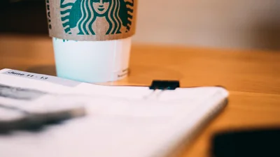 Характер такий: працівника Starbucks затримали, бо він плював у каву поліцейським