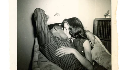 Машина часу: архівні фото про те, як цілувалися закохані 100 років тому