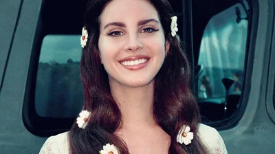 Спробуй впізнати: смілива Лана Дель Рей показалася без краплі макіяжу