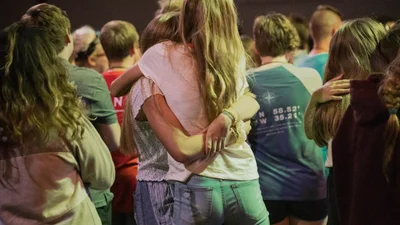 Вчені пояснили, чому людям так потрібні обійми та дотики