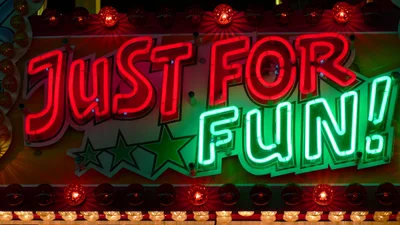 Хлопець відтворює образи знаменитостей за допомогою підручних засобів, і це геніально