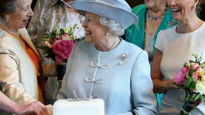 В мережі з'явилося відео, де принцеса Анна вчить 94-річну Єлизавету ІІ користуватися Zoom