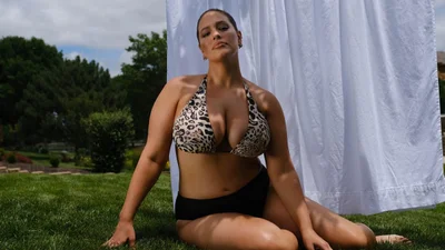 Ешлі Грем вперше після пологів знялась у рекламі купальників і засвітила всі недоліки тіла