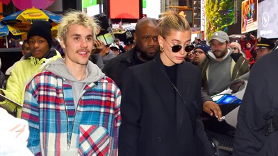 Фанів замилувало відео, в якому Джастін Бібер цілується з дружиною через захисну маску