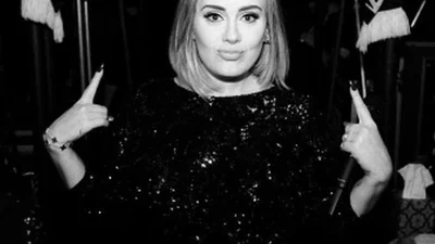 Похудевшая Адель без макияжа показала фигуру в тесном боди и новую прическу