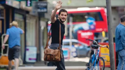 Папараці зняли зірку "Гри престолів", коли він з дивним виразом поправляв труси на вулиці