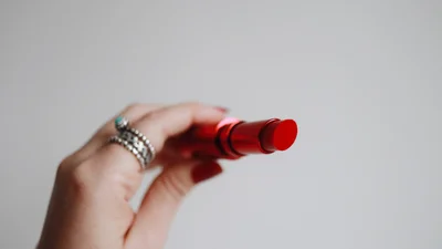 Компанія KFC випустила губну помаду зі смаком смажених курячих крилець