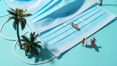 Сучасний арт: дизайнерка створює мініатюрні життєві сцени з буденних речей