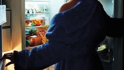 Змінює лампочку і виносить сміття: Ріанна знялася у найбільш реалістичній фотосесії