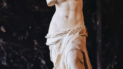 Упс: турист сел на статую Венеры для селфи, но она не выдержала напряжения
