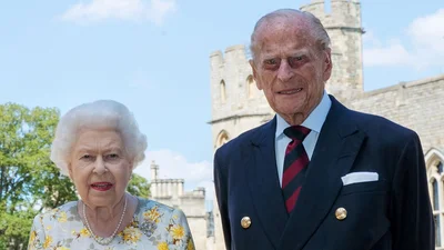Фотодоказательство: Елизавета II и принц Филипп уехали на летние каникулы