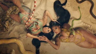 Сексуальні хижачки: Карді Бі випустила кліп, в якому знялась Кайлі Дженнер