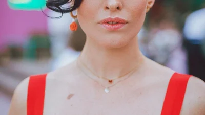 Сама скромність: Даша Астаф'єва зачарувала образом у кораловому комбінезоні