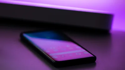 Компанія Microsoft випускає смартфон з двома екранами, який коштує більше тисячі доларів