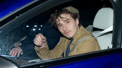 Усі обговорюють нове фото Брукліна Бекхема, на якому він позує з обручкою на пальці