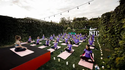 Вдохновляющая Nike Yoga прошла в Ботаническом Саду