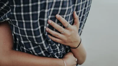 Те, що треба на час карантину: бренд H&M створив куртку для обіймів на відстані