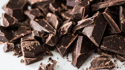 Золотая жила: ученые научились делать шоколад из отходов
