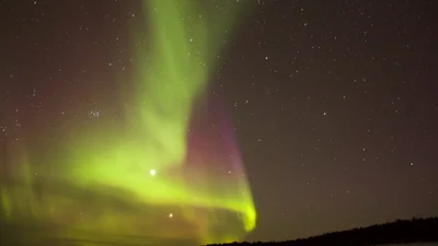 NASA вдалось сфотографувати поєднання північного сяйва з сяйвом неба, і це магічний кадр