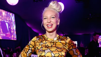 Співачка Sia сходила в туалет прямо під час інтерв'ю на радіо – це потрапило в ефір