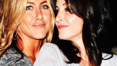 Подружки Дженніфер Еністон і Кортні Кокс показали, як проводять вечори за грою в більярд