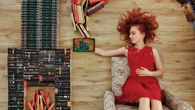 Дівчина зібрала власну бібліотеку і тепер перетворює книги на круті артоб'єкти