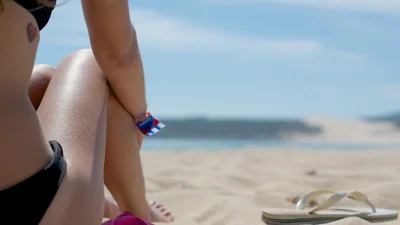 Дизайнер создала пляжный костюм для тех, кто не любит загорать, и это полная рвань