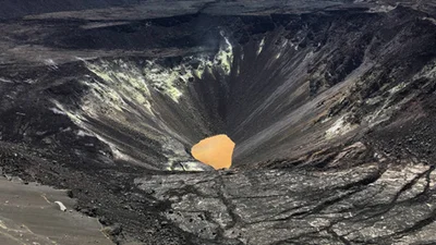 Яке красиве: на Гаваях у кратері вулкану знайшли найгарячіше озеро у світі