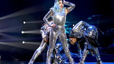 Леди Гага выступала в таких крутых масках на MTV VMA 2020, что ты тоже захочешь такие