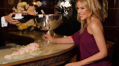 Розкішна Кайлі Міноуг одягла сукню відомого українського дизайнера