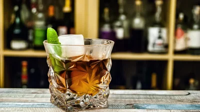 Отец каждый год дарил сыну виски - теперь эта коллекция на вес золота