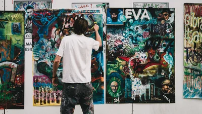 Украинский художник превращает обычные гаражи на философские арт-объекты