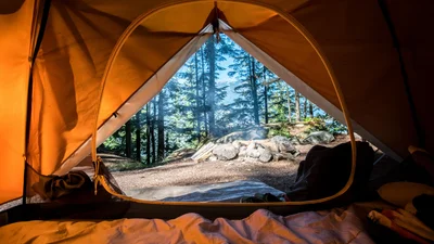 Одна в мире: лондонским туристам предлагают пожить в палатке, которая парит над землей