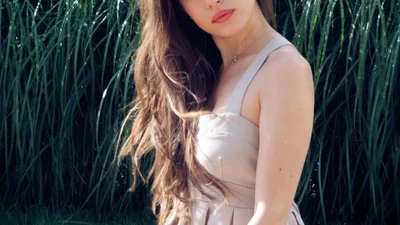 Кристина Соловий в красном купальнике очаровывает миниатюрной фигурой