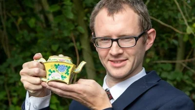 Англієць знайшов у гаражі старий чайник, який виявився власністю імператора