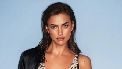 Эротичная кошечка: полностью обнаженная Ирина Шейк прикрылась огромной рыбой