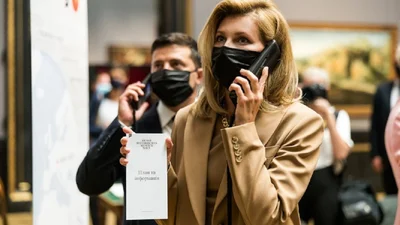 Курс на нюд: Елена Зеленская посетила музей в самом уютном образе осени