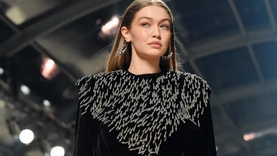 Джіджі Хадід показала нові фото з животиком, підтвердивши, що й досі вагітна