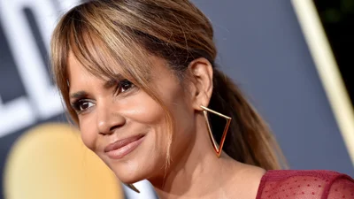 54-летняя Хэлли Берри похвасталась стройной фигуркой в бикини, которое обнажило ее тату