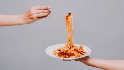 Бренд Fendi випустив дизайнерські макарони, наче це те, чого нам не вистачало