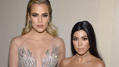 Хлої Кардашьян знову змінила колір волосся і стала схожою на свою сестру Кортні