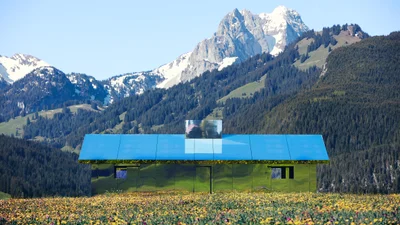 Посеред Альп побудували дзеркальний будинок, і він виглядає космічно та казково водночас