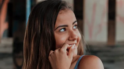 Вчені назвали психологічний прийом, який будь-кого зробить набагато привабливішим